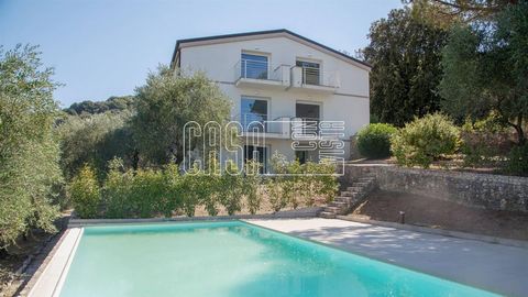 DESCRIPTION Beautiful apartment in a new buil villa, surrounded by olive trees, with swimming pool and large solarium situated on the hill above Lerici. Passing through few esternal stairs you arrive at the entrance in the apartment, in the living ro...