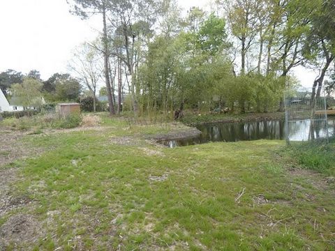 Loire-Atlantique ,Missillac 44780 . Very nice serviced land set back from the road accessible by a path with a width of 5 m, buildable on the entire surface, square shape allowing all types of construction. Individual sanitation to be provided. South...