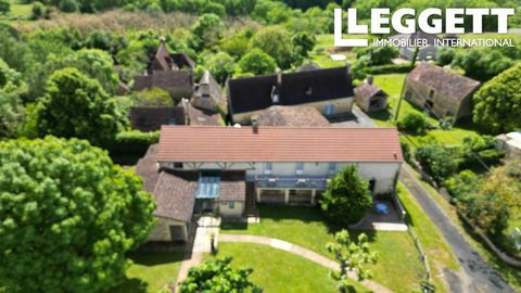 A21007PHV24 - Character property in a quiet hamlet on 3.8ha, includes a house / gîte and an agricultural building. The house of 315m2 in stone can easily accommodate 15 people and consists of an entree, bar, living room / veranda, a dining room with ...