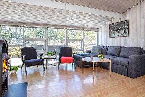 En Vorupør encontrará esta casa de campo renovada en 2004, por lo que parece muy luminosa y bien cuidada. Hay una cocina / comedor / sala de estar combinados con acceso directo a la terraza. En el salón hay i.a. TV y estufa de leña. Se instala Intern...
