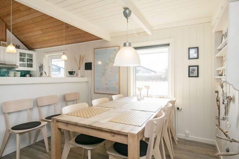 Ce cottage avec piscine est situé sur l'un des plus beaux terrains dunaires de Vorupør. La maison est pratiquement meublée avec 4 chambres et un grenier. Le salon est meublé avec des meubles confortables et un poêle à bois pour une fraîche soirée d'é...