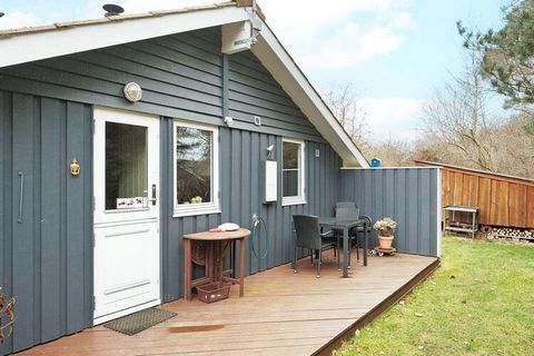 Ferienhaus bei Dronningmølle/Munkerup. Das Ferienhaus hat eine offene Küche mit Ceranfeld, Dunstabzugshaube, Mikrowelle, Kühl-/Gefrierschrank und Geschirrspüler. Das Wohnzimmer ist gemütlich eingerichtet mit TV mit Chromecast, Radio, Internet und Hol...