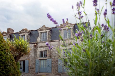 A rare opportunity to purchase an apartment in this stunning 17th century château. Set within a popular and vibrant village, surrounded by vineyards. INTERIOR Space and light are in abundance with voluminous rooms that include a living room with trip...