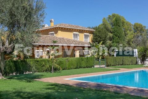 We present an extraordinary country house located in Bétera, near Valencia. This property stands out for its magnificence and charm, offering a unique lifestyle in a peaceful and exclusive environment. Situated on a large plot of 19,000m2 , the count...