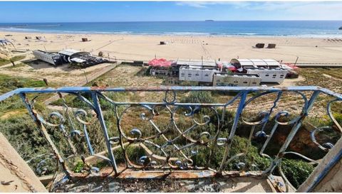 Building to recover, with exclusive staircase to access the beach, in Praia da Rocha, in Portimão, Algarve. Urban building consisting of basement, ground floor, 1st floor for housing. The basement consists of 4 rooms, 1 kitchen, 4 bathrooms and 1 ter...