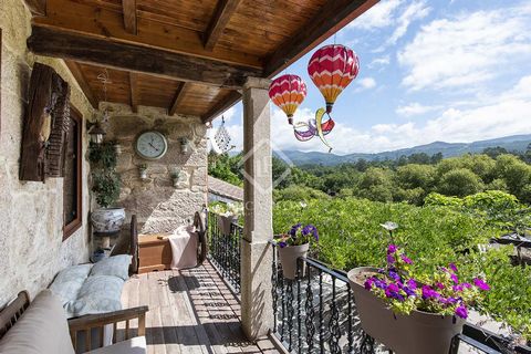 This is an elegantly built stone house located in O Cruceiro, a village in the area of Mondariz-Balneario. It is surrounded by nature and has almost three hundred square metres of living space and a plot measuring more than seven hundred square metre...