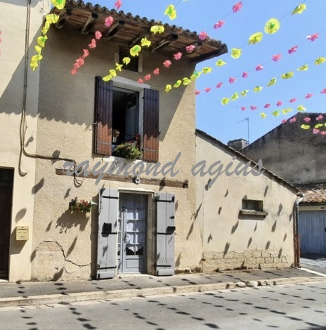A beautiful little old town house in the heart of the buzzling bastide town of Eymet. This ready to move into 2 bedroom /1 bathroom town house, is the ideal family home for a young or retired couple, a small family or a lock-and-go holiday home.  Nes...