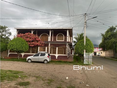 A wonderful house located in Estelí It is the best option for those looking for a large house for large families or why not for business; imagine a hostel due to the excellent location within the city of Esteli a few meters from the main avenue cobbl...