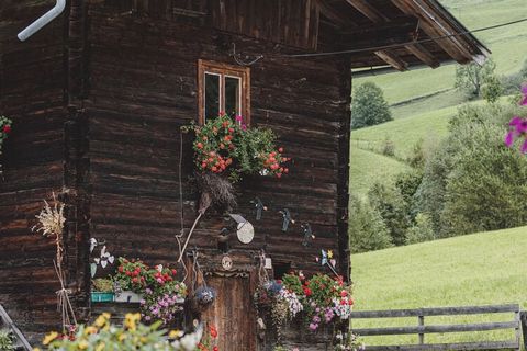 XXL-Ferienhaus inmitten einer grandiosen Landschaft, direkt an der Großglockner Alpenhochstraße die ins Herz des Nationalparks Hohe Tauern führt (813 m ü.M.). Das geräumige Ferienhaus bietet reichlich Platz zum Wohlfühlen und Relaxen und ist ein idea...