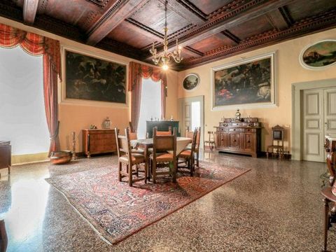Elegante Wohnung im zentralen Bereich von Lucca, im Herzen der Stadt, an einem der charakteristischsten Plätze dieser schönen Stadt. Die Wohnung befindet sich im Erdgeschoss eines Altbaus. Das luxuriöse Stadthaus hat eine bedeutende Größe, die in gro...