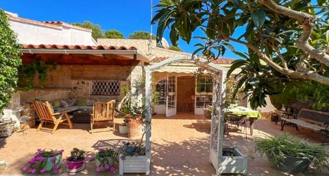 ▷Bungalow in Moraira, Costa Blanca Located in the area of El Portet-Pla del Mar, south facing, this bungalow is very close to the famous beach of El Portet and all kind of services in the centre of Moraira. This property has two independent floors. T...