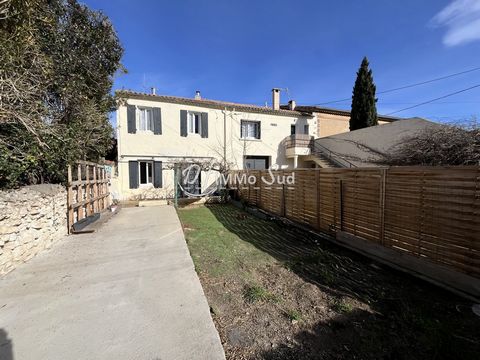 NOVELTY CUXAC D'AUDE - The DFIMMOSUD agency invites you to discover this charming type 3 village house on a plot of about 140m2 and currently rented 750/month. It consists on the ground floor of a beautiful bright living room with living room/kitchen...