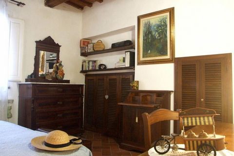 This holiday home is located in the historic center of Pisa on the ground floor of a 17th century building that housed a convent. With 2 bedrooms to house 4, this holiday home is perfect for a family and features a courtyard (shared) to relax. Essent...