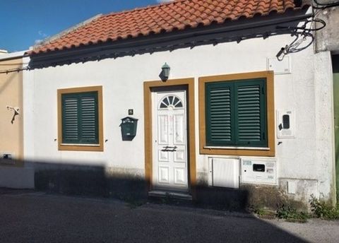 Villa ristrutturata con 1 camera da letto Situato nella Torre della Marina Militare, con accesso a negozi, ristoranti, servizi e trasporti. Vicino alla zona commerciale e con facile accesso all'autostrada A2. Casa su un unico piano, con ingresso dire...