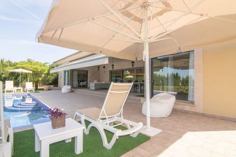 This vacation rental villa in Marratxí, Mallorca, is located in an opulent residential area, located near Palma, 15 minutes from the Mallorcan city. It has 4 bedrooms with access to the garden and pool, two full bathrooms, large kitchen with all appl...