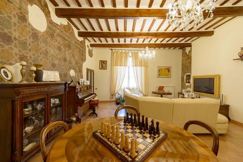 PROPERTY DESCRIPTION In a unique and panoramic position, among the picturesque streets of the historic center of Gubbio and a few steps from Palazzo dei Consoli, we offer for sale this splendid, completely renovated elegant property. Embellished with...