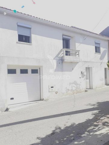Villa mit 2 Schlafzimmern in Agrêlo, Figueira do Lorvão, 20 Minuten von Coimbra entfernt. Das Haus wurde renoviert und befindet sich in einem guten Wohnzustand. Einige Divisionen befinden sich noch in der Rohphase und können fertiggestellt werden, so...