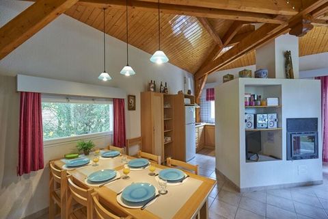 Résidence L'Espinet enjoys a beautiful and peaceful location in an expansive green space. It is found on the outskirts of the charming town of Quillan. A total of 150 homes are scattered on the gently sloping, open terrain. This deluxe and comfortabl...