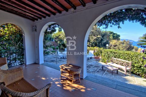 PORTOFERRAIO - This splendid Villa for Sale in Loc. Scaglieri is located in a privileged position, close to one of the most beautiful beaches on the Island of Elba, which in summer offers fabulous sunsets, and immersed in a large private garden that ...