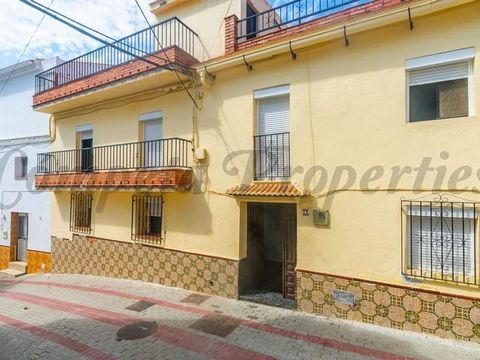Townhouse in Salares, 5 bedrooms, 1 bathroom, large roof terrace with stunning views.