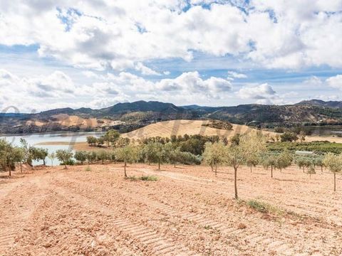 If you are looking for country properties in Spain, this one might be of your interest. This property of approx. 76 m2 is located next to the natural area Pantano del Chorro de Ardales. It is divided into two zones. One is a farm house that has an op...
