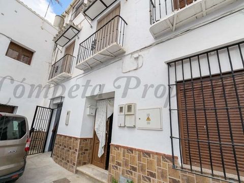 This lovely townhouse located in Benamocarra just 20 minutes from the coast is situated on a quiet street close to all local amenities. It has parking directly outside and is all on one floor. As you enter the property you are met by a very large liv...