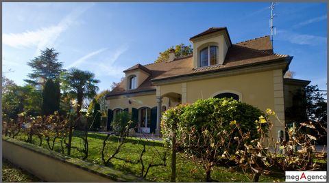Located close to nature, on the border of Jouars-Pontchartrain and Maurepas, Villeneuve district, this house is made up of 8 rooms, approximately 180 m2 on 1834 m2 of land. From the A13 motorway, you will reach Paris in 35 minutes by car and the Pari...