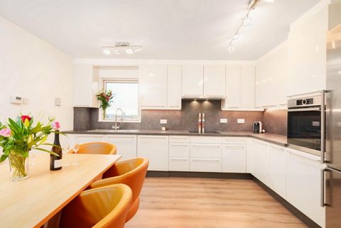 Fine & Country Birmingham are proud to present our latest listing within the stunning Royal Arch development in the famous Mailbox Birmingham. This is a wonderful 2 bedroom apartment, with 2.5 bathrooms a large dining kitchen, extremely spacious livi...