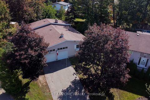 Absolutely Stunning 3 bed, 2 bath, 2 Car Garage Backsplit On A Private Court With A Massive Lot In The Heart Of Gravenhurst! Tastefully Decorated & Rarely Offered This beautiful Open concept home offers Large Windows With Lots Of Natural Light, A pri...
