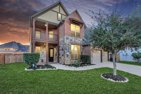 Gorgeous Ashton Woods home in highly acclaimed master planned community of Lakes of Bella Terra, on large cul-de-sac lot. Beautiful stone, stucco, brick elevation, balcony & front porch. Separate dinning area and study room which can be used as 2nd b...
