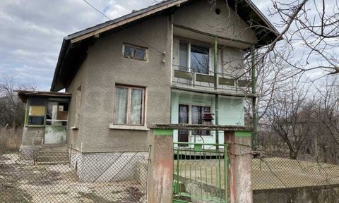 Agencja SUPRIMMO: ... Przedstawiamy na sprzedaż dwupiętrową willę położoną w miejscowości Novo selo, 24 km od Vidin. Dom jest masywny, o konstrukcji stalowo-i łącznej powierzchni 100 mkw., ma następujący rozkład: Pierwsze piętro - przedpokój, kuchnia...
