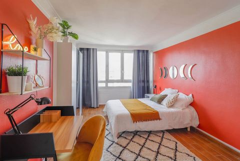 Discover this spacious 16m² bedroom. For rent in a flat of over 75m², it is located on the 10th floor of a secure, quiet residence with lift. This bright room has an unobstructed view with no direct neighbours. It is tastefully decorated in shades of...