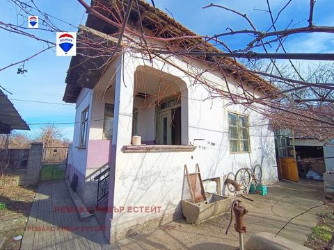 RE/MAX biedt u een exclusief huis aan in het dorp Ryahovo, Ruse. De totale oppervlakte van het perceel is 1052 vierkante meter en bevat: - Hoofdhuis met een oppervlakte van 48 vierkante meter, bestaande uit een inkomhal, twee kamers en een badkamer. ...
