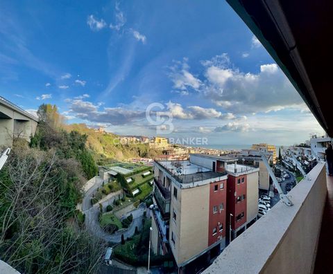 Charming apartment with sea view in the center of Salerno. Enjoy life in the heart of Salerno with this extraordinary real estate opportunity. Located on the fourth floor of an elegant building with elevator, this apartment boasts breathtaking sea vi...