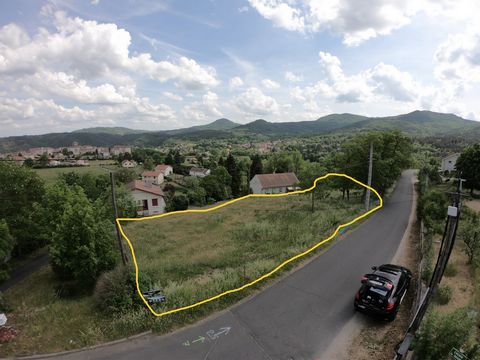 Exclusively in Retournac, superb land of 3365 m2 constructible and divisible in UC zone with a COS of 0.25 exposed SOUTH-EAST breathtaking view of the juices, mounts of the Madeleine. (Networks nearby). Located less than 500 meters from the city cent...