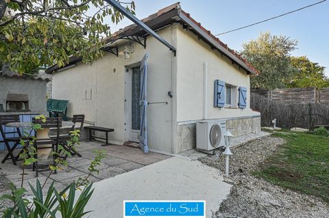 In Cadolive, quiet in a residential area, land of about 495m2 fenced with a small house of 25m2 built in 1970. This small accommodation in perfect condition with double glazing, pellet stove, air conditioning, consists of a bedroom, a bathroom, a kit...