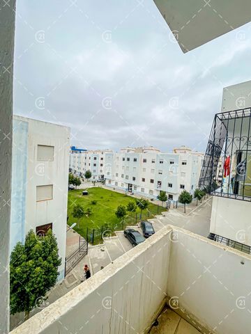 Ideaal voor diegenen die willen investeren of een pied-à-terre op Tetouan of voor een echtpaar willen hebben, een mooi appartement van 54m2 gemeubileerd is te koop, gelegen in een gesloten residentie in Martil net naast de faculteit Abdelmalek Saadi ...