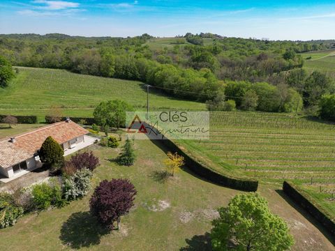 Exclusively, your agency Les Clés d'Aquitaine, offers you 5 minutes from Cadillac, in an exceptional setting offering a superb panoramic view, contemporary house on one level of about 134 m2 composed of a living room with its semi-furnished open kitc...
