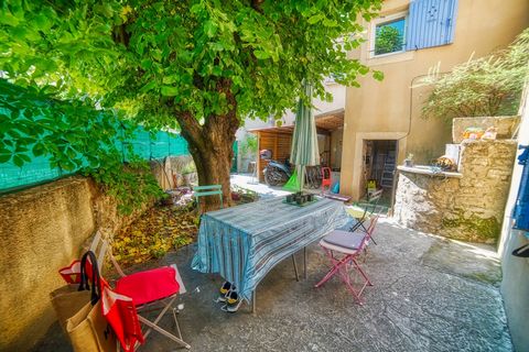 Exclusivity 30 minutes north of Aix en Provence character house in the heart of a village in the South Luberon consisting of a courtyard, a living room with kitchenette and terrace. Upstairs 3 bedrooms, dressing room and bathroom. House located 5 min...