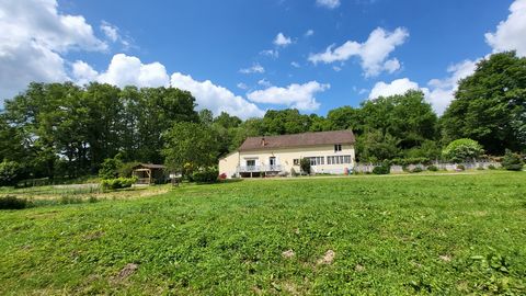 Located at the exit of a village, no busy road, without close neighbors; not overlooked, overlooking fields, beautiful house completely renovated, rooms on one level, a living area of 134 m2 and an adjoining outbuilding of 116M2. It consists of a lar...