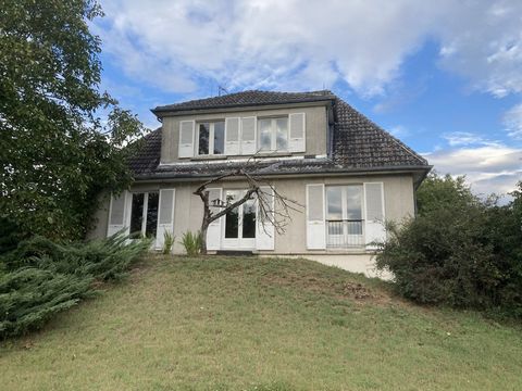 Property in the heart of a village between Méreau and Reuilly, 15 minutes from Vierzon. This 6-room house on basement, located in the center of a plot of one hectare, includes a living room of 34 m2, a separate kitchen, two bedrooms of 12 and 16 m2, ...
