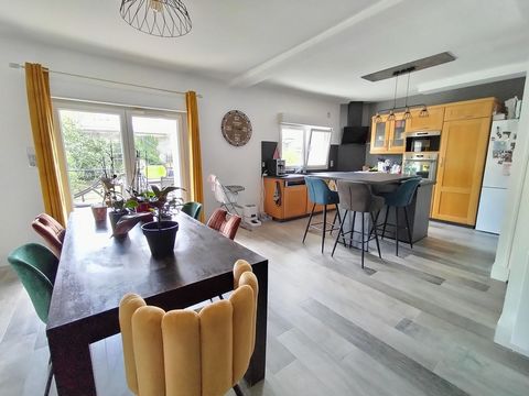 Maison en centre ville d'environ 105 m2 . Au rez-de-chaussée, vous trouverez une entrée, une pièce de vie de plus de 40m2 ouverte sur la cuisine équipée récente et un wc. Accés direct sur la terrasse et au jardin d'environ 150 m2 depuis le séjour. A ...