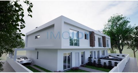 4 bedroom semi-detached house with excellent finishes, located in the centre of Fernão Ferro. With floating flooring, kitchen worktop with white quartz stone, built-in wardrobes with linen-like interior. Construction began in January 2024 and is expe...