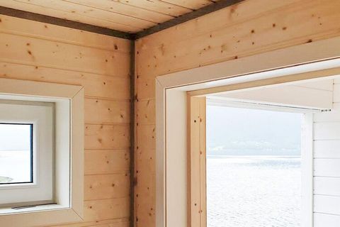 Komplett renoviertes Ferienhaus (2021) auf einem weitläufigen Naturgrundstück mit großer Terrassenfläche und Panoramaaussicht in Richtung des Sees Frøysjøen! Die Endreinigung ist bei diesem Objekt im Mietpreis inbegriffen! Im Ferienhaus erwartet Sie ...