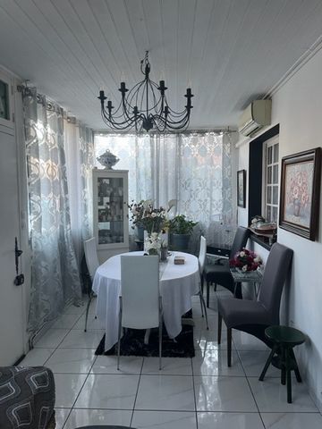 L'agence Locateams vous présente en exclusivité cette charmante et spacieuse maison située dans le 15e arrondissement de Marseille. Cette maison spacieuse de 110 m2 offre des espaces généreux dans un environnement paisible. Au rez-de-chaussée, vous s...