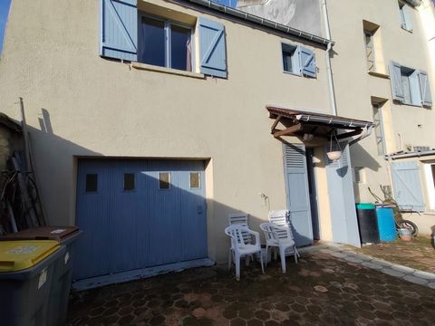 Family house of 190m2 comprising on the ground floor an F2 apartment with a living area of approximately 47m2 overlooking a courtyard of 100m2 and a 2 car garage. On the first floor, an F4 apartment with a living area of approximately 75m2. On the se...