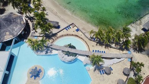 Dans une magnifique résidence hôtelière disposant de l'une des plus belles piscines de la Guadeloupe en front de mer avec sa plage aménagée, ce charmant appartement entièrement rénové sera pour vous un excellent investissement locatif ou un pied à te...