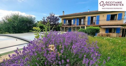Prachtige villa van 165,6 m2 met zwembad, 5 slaapkamers. Gelegen in een zeer rustig gehucht op de hoogten van de stad. Land van 2513 m2 omgeven door onbebouwbare velden. Prachtig uitzicht op de Pyreneeën en het Katharenkasteel van Mont Ségur. Het hui...