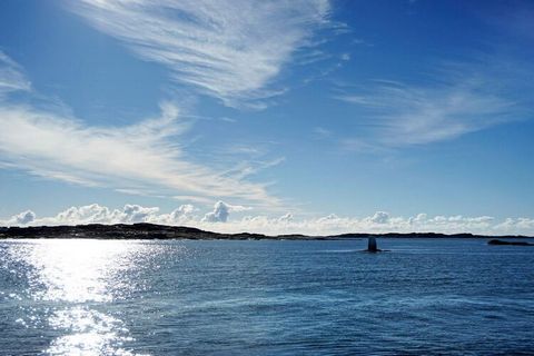 Welcome to a charming red cottage on the island of Öckerö, one of the West Coast's most beautiful islands in Gothenburg's lovely archipelago! Here you have a perfect starting point for visiting Hönö, Fotö, Vinga Lighthouse and several other incredibl...