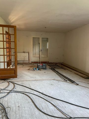 House in progress of completion of 135m2 on 810 m2 of land fully fenced, wooded and without vis-à-vis. If you are looking for a house that you could finish according to your tastes it will be for you! An entrance hall giving access to a large bright ...